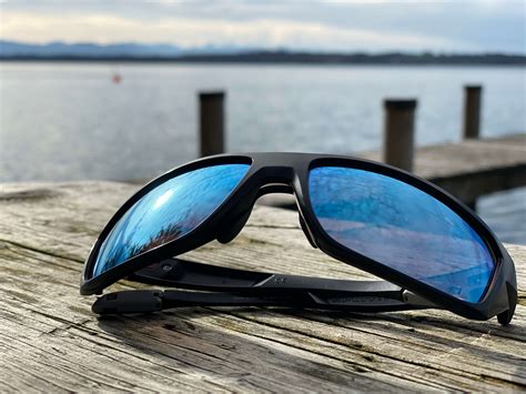 Polarized Fishing Sunglasses .